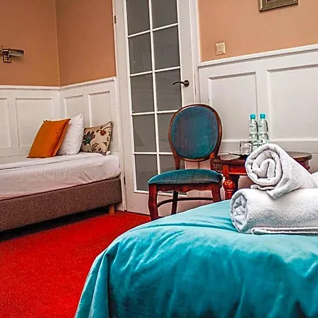 Bed & Breakfast American House Hennela Warsaw