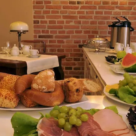 فندق مبيت وإفطار American House Hennela وارسو